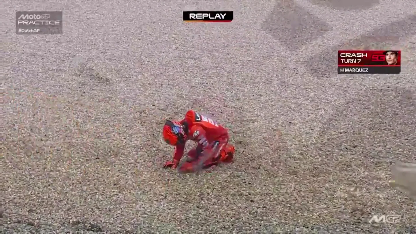 ¡Escalofriante! Marc Márquez intenta ponerse de pie tras caerse de nuevo en Assen y no puede ¡Escalofriante! Marc Márquez intenta ponerse de pie tras caerse de nuevo en Assen y no puede