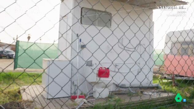 Sin agua y compartiendo caravana con desconocidos: as&iacute; vive una trabajadora de un chiringuito de lujo en El Palmar