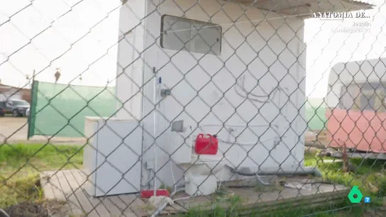 Sin agua y compartiendo caravana con desconocidos: así vive una trabajadora de un chiringuito de lujo en El Palmar Sin agua y compartiendo caravana con desconocidos: así vive una trabajadora de un chiringuito de lujo en El Palmar
