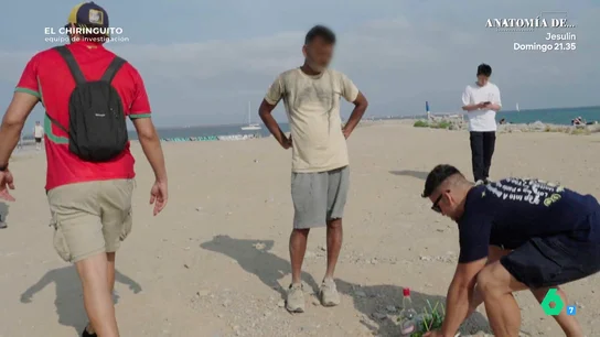 La pillada a un mojitero clandestino en la playa de la Barcelona: "Oye, llama a tu amigo" La pillada a un mojitero clandestino en la playa de la Barcelona: "Oye, llama a tu amigo"