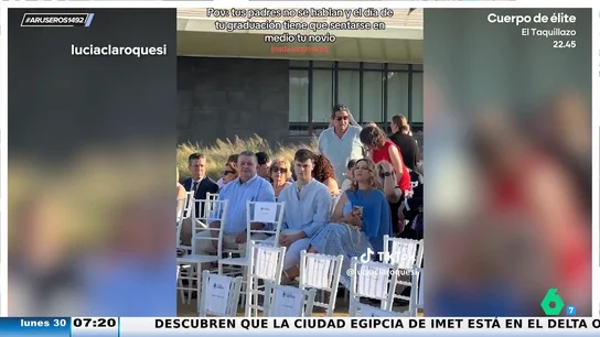 Sus padres no se hablan y se sienta en medio el novio para separarles: "La cara de agobio que tiene el pobre" Sus padres no se hablan y se sienta en medio el novio para separarles: "La cara de agobio que tiene el pobre"