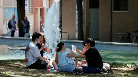 Unos jóvenes se reúnen a la sombra de un árbol y al lado de una fuente en el parque de la España Industrial en el barrio de Sants en Barcelona, a 29 de junio de 2025 Unos jóvenes se reúnen a la sombra de un árbol y al lado de una fuente en el parque de la España Industrial en el barrio de Sants en Barcelona, a 29 de junio de 2025