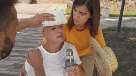 Mujer sufriendo un golpe de calor Mujer sufriendo un golpe de calor