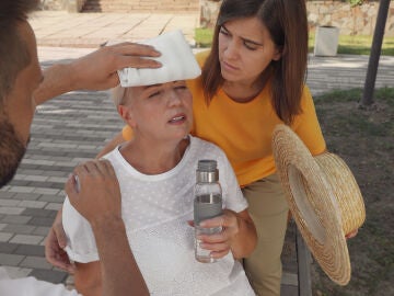 Mujer sufriendo un golpe de calor