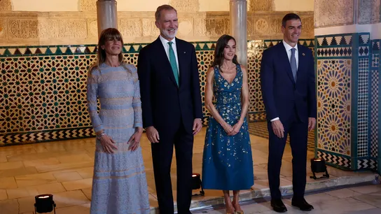 Los reyes posando con el presidente del Gobierno de España, Pedro Sánchez y su mujer, Begoña Gómez Lo reyes, Pedro Sánchez y Begoña Gómez posando en la cena previa a la cumbre de la ONU