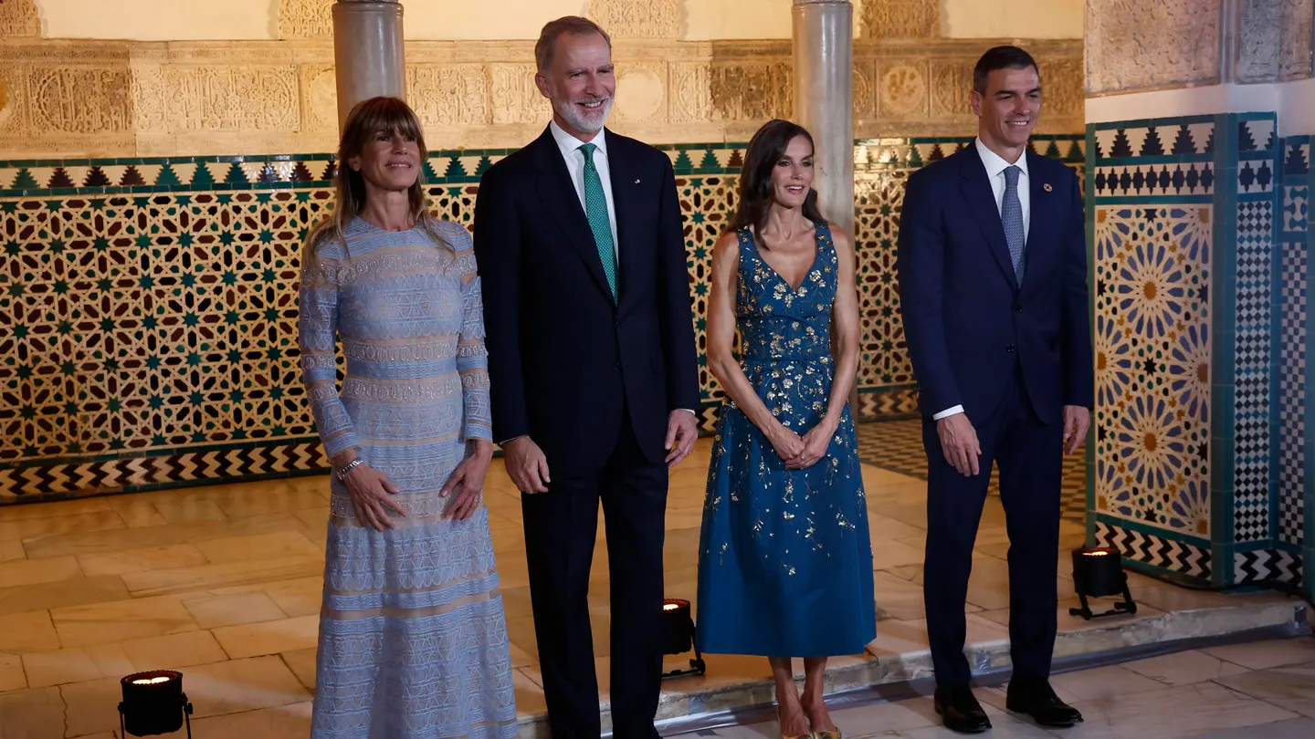 Los reyes posando con el presidente del Gobierno de España, Pedro Sánchez y su mujer, Begoña Gómez Lo reyes, Pedro Sánchez y Begoña Gómez posando en la cena previa a la cumbre de la ONU