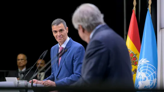 El presidente del Gobierno, Pedro Sánchez (i), y el secretario general de la ONU, António Guterres (d), hacen una declaración tras asistir a la IV Conferencia Internacional de la ONU sobre Financiación para el Desarrollo, este lunes en Sevilla. El presidente del Gobierno, Pedro Sánchez (i), y el secretario general de la ONU, António Guterres (d), hacen una declaración tras asistir a la IV Conferencia Internacional de la ONU sobre Financiación para el Desarrollo, este lunes en Sevilla.