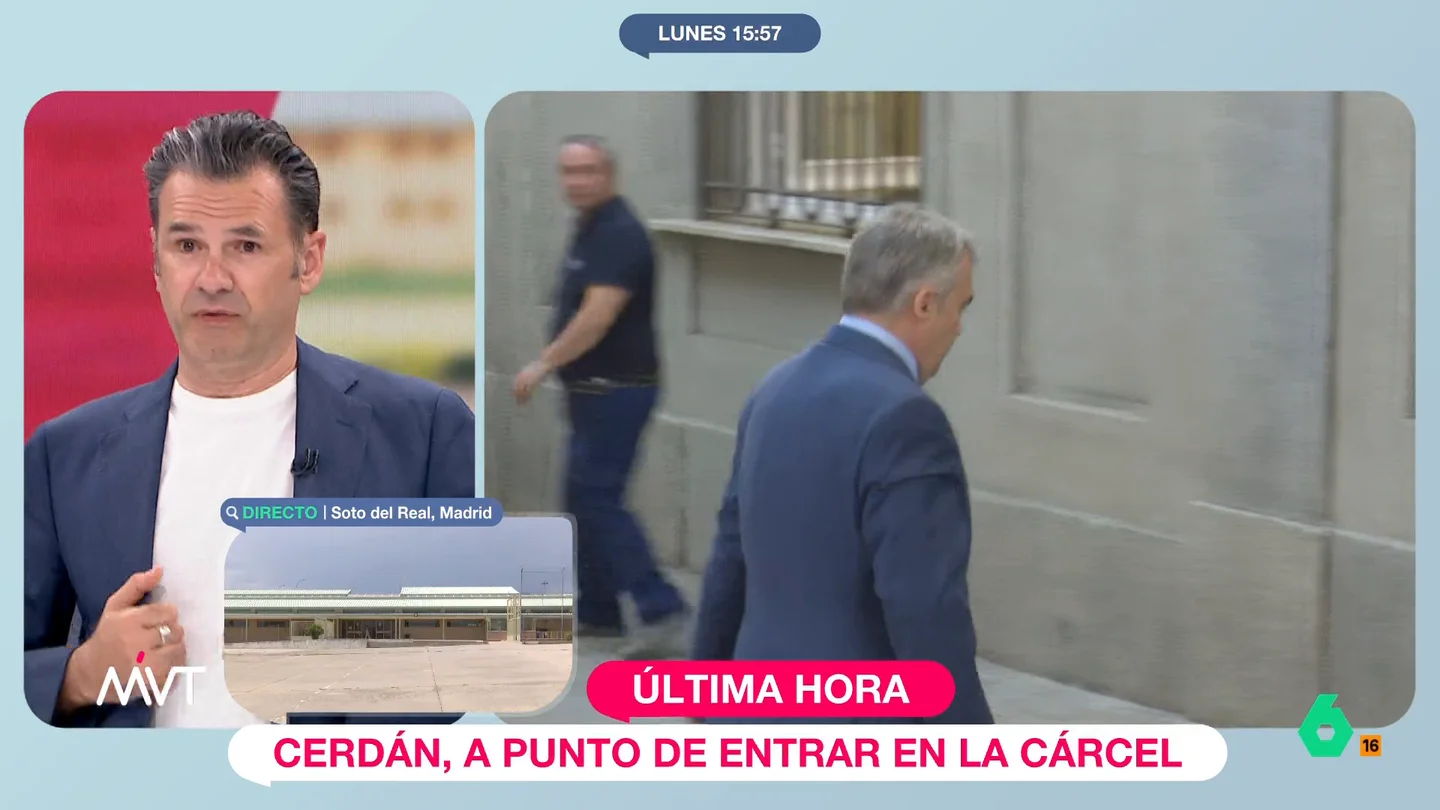 Iñaki López, al ver a Santos Cerdán saliendo de casa con una mochila: "Puede que lleve un par de mudas y un cepillo de dientes" Iñaki López, al ver a Santos Cerdán saliendo de casa con una mochila: "Puede que lleve un par de mudas y un cepillo de dientes"