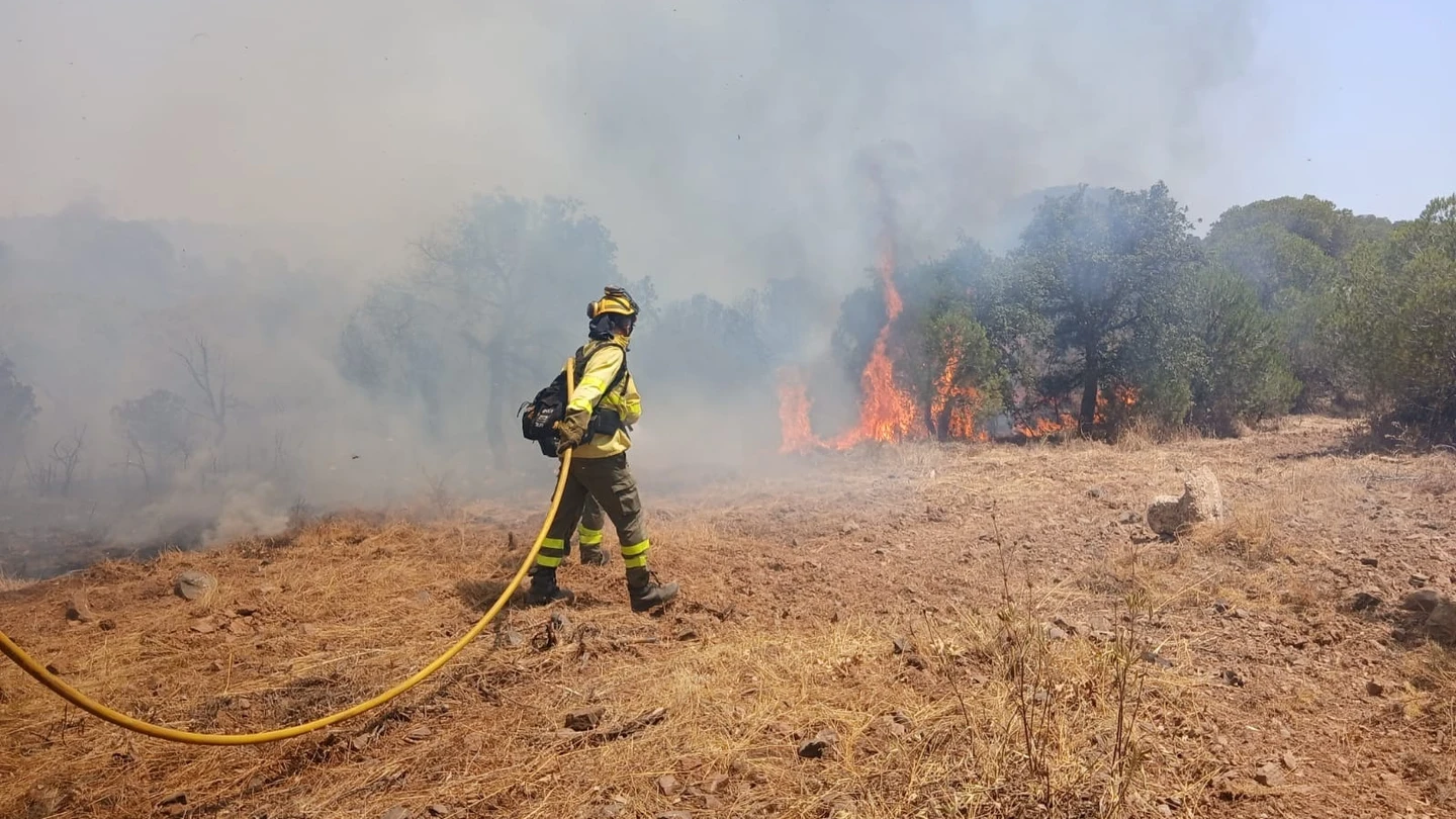 Imagen de archivo de un operario de Infoca luchando contra un incendio forestal en Villablanca. Imagen de archivo de un operario de Infoca luchando contra un incendio forestal en Villablanca.