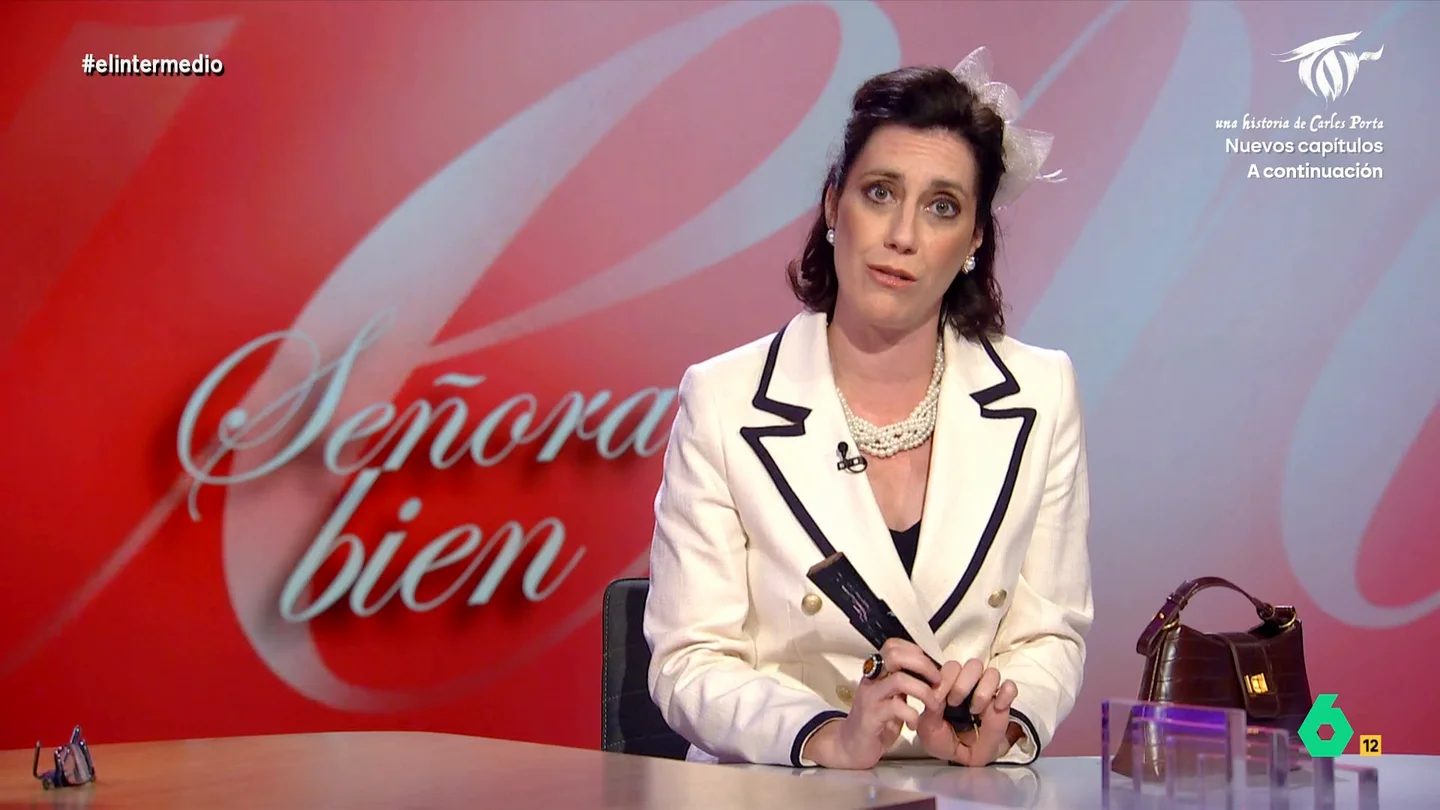 La 'señora bien', en contra de las jornadas nudistas de las piscinas: "Es alzar la vista y se te corta la digestión" En varias piscinas municipales de Madrid van a celebrar es unas jornadas nudistas en las que se podrá prescindir del bañador para disfrutar de las instalaciones y refrescarse, algo que ha indignado a la colaboradora más conservadora de El Intermedio.