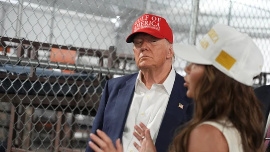 El presidente de Estados Unidos (EEUU), Donald Trump, durante la inauguración del 'Alligators Alcatraz' junto a su secretaria de Seguridad Nacional, Kristi Noem. El presidente de Estados Unidos (EEUU), Donald Trump, durante la inauguración del 'Alligators Alcatraz' junto a su secretaria de Seguridad Nacional, Kristi Noem.