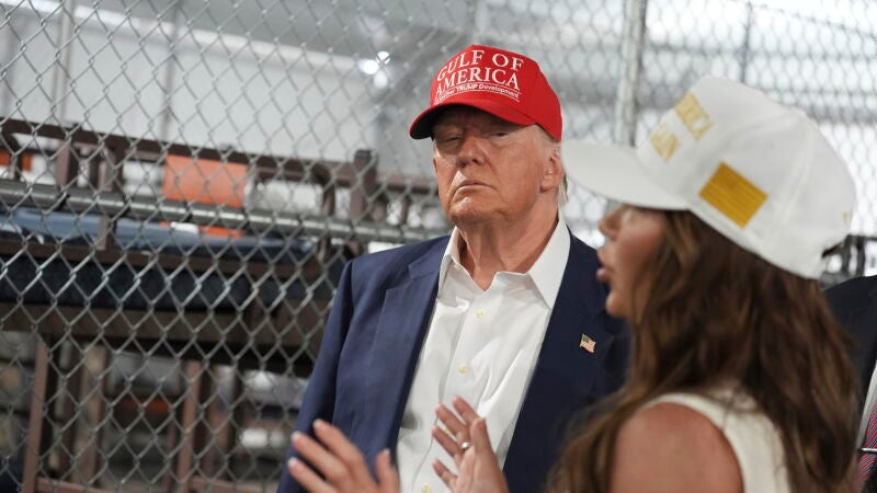 El presidente de Estados Unidos (EEUU), Donald Trump, durante la inauguración del 'Alligators Alcatraz' junto a su secretaria de Seguridad Nacional, Kristi Noem.
