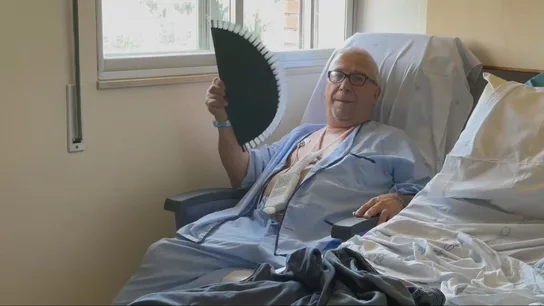 Un paciente se abanica por el calor en la habitación del hospital en el que está ingresado. Un paciente se abanica por el calor en la habitación del hospital en el que está ingresado.