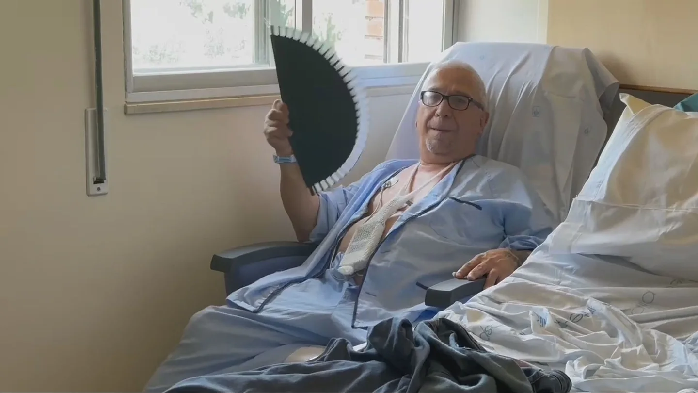 Un paciente se abanica por el calor en la habitación del hospital en el que está ingresado. Un paciente se abanica por el calor en la habitación del hospital en el que está ingresado.
