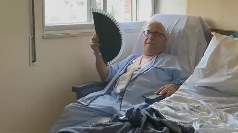 Un paciente se abanica por el calor en la habitación del hospital en el que está ingresado. Un paciente se abanica por el calor en la habitación del hospital en el que está ingresado.
