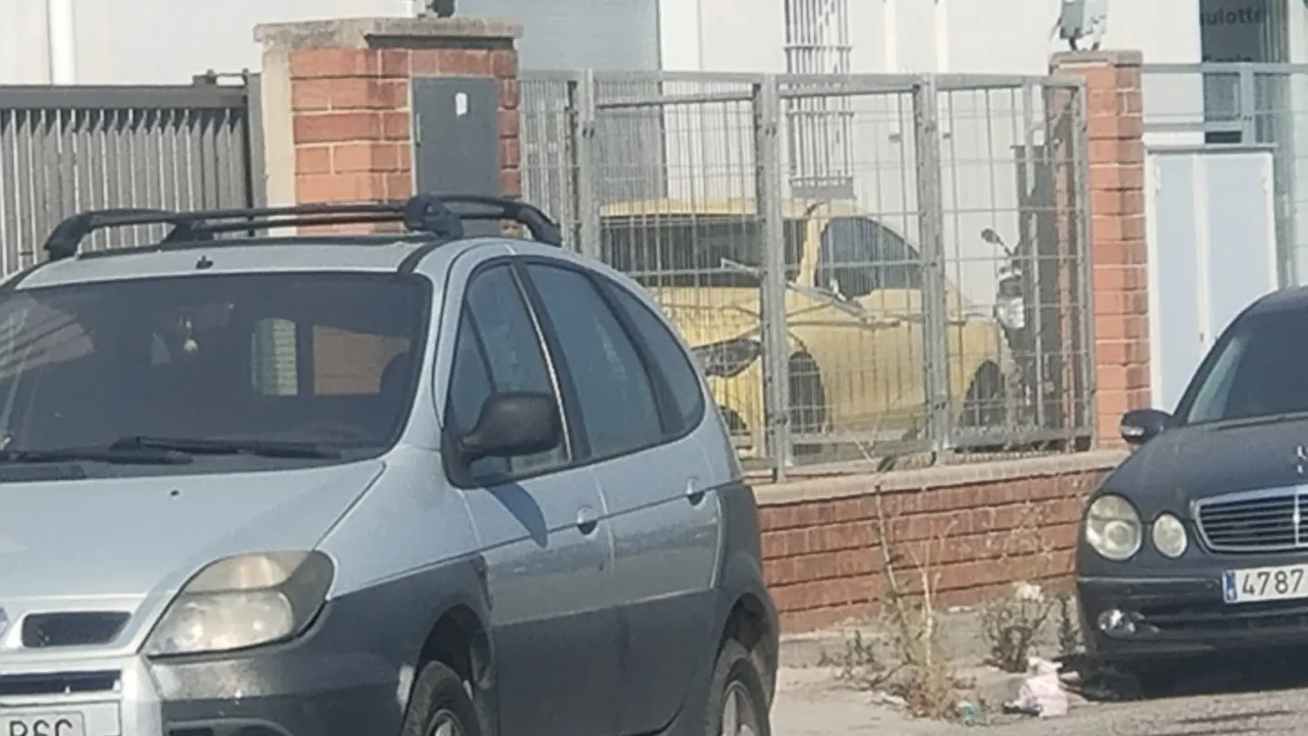 Imagen del coche amarillo donde quedó el menor encerrado durante cinco horas en Valls (Tarragona). Imagen del coche amarillo donde quedó el menor encerrado durante cinco horas en Valls (Tarragona).