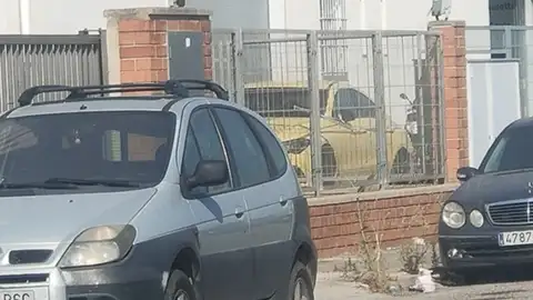 Imagen del coche amarillo donde quedó el menor encerrado durante cinco horas en Valls (Tarragona). Imagen del coche amarillo donde quedó el menor encerrado durante cinco horas en Valls (Tarragona).