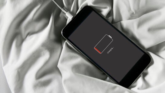 Cargar m&oacute;vil encima de la cama
