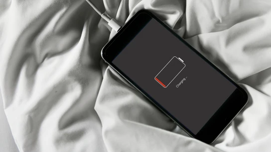 Cargar móvil encima de la cama Cargar móvil encima de la cama