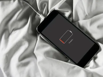 Cargar móvil encima de la cama Cargar móvil encima de la cama