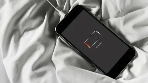 Cargar móvil encima de la cama Cargar móvil encima de la cama