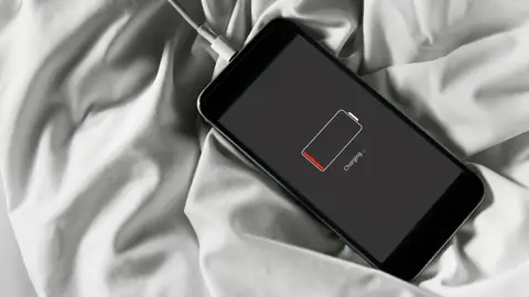 Cargar móvil encima de la cama Cargar móvil encima de la cama