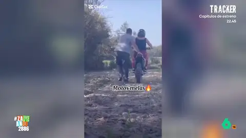 Una mujer se hace viral mientras aprende a conducir una moto: "Agárrala, que Roselia es medio bruta" Un hombre decidió grabar como la mujer conducía el vehículo y, a la vez, gritaba advertencias para evitar que tuviera un accidente. Pero, a pesar de sus consejos, no le hicieron mucho caso y el vídeo termina en accidente.