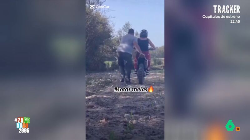 Una mujer se hace viral mientras aprende a conducir una moto: "Agárrala, que Roselia es medio bruta" 