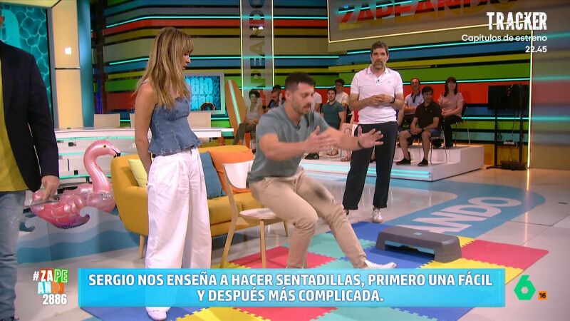 Las sentadillas de Sergio Peinado para trabajar cuádriceps y glúteos sin salir de casa: María Gómez y Nacho García lo prueban