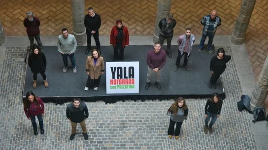 Presentación de la plataforma 'Yala, Nafarroa con Palestina'. Varias personas posan durante la presentación de la plataforma 'Yala, Nafarroa con Palestina'.