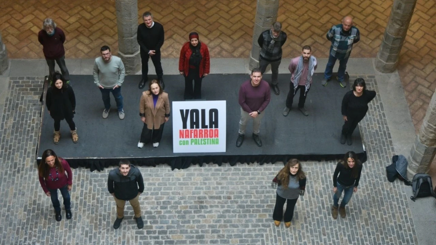Presentación de la plataforma 'Yala, Nafarroa con Palestina'. Varias personas posan durante la presentación de la plataforma 'Yala, Nafarroa con Palestina'.