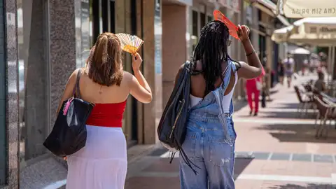 Unas chicas se protegen del sol con el abanico este martes en Logroño. Unas chicas se protegen del sol con el abanico este martes en Logroño.