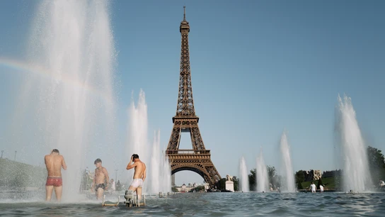 Varias personas bañándose en la fuente de Trocadero, frente a la torre Eiffel (París) durante la ola de calor de julio de 2025 Varias personas bañándose en la fuente de Trocadero, frente a la torre Eiffel (París) durante la ola de calor de julio de 2025