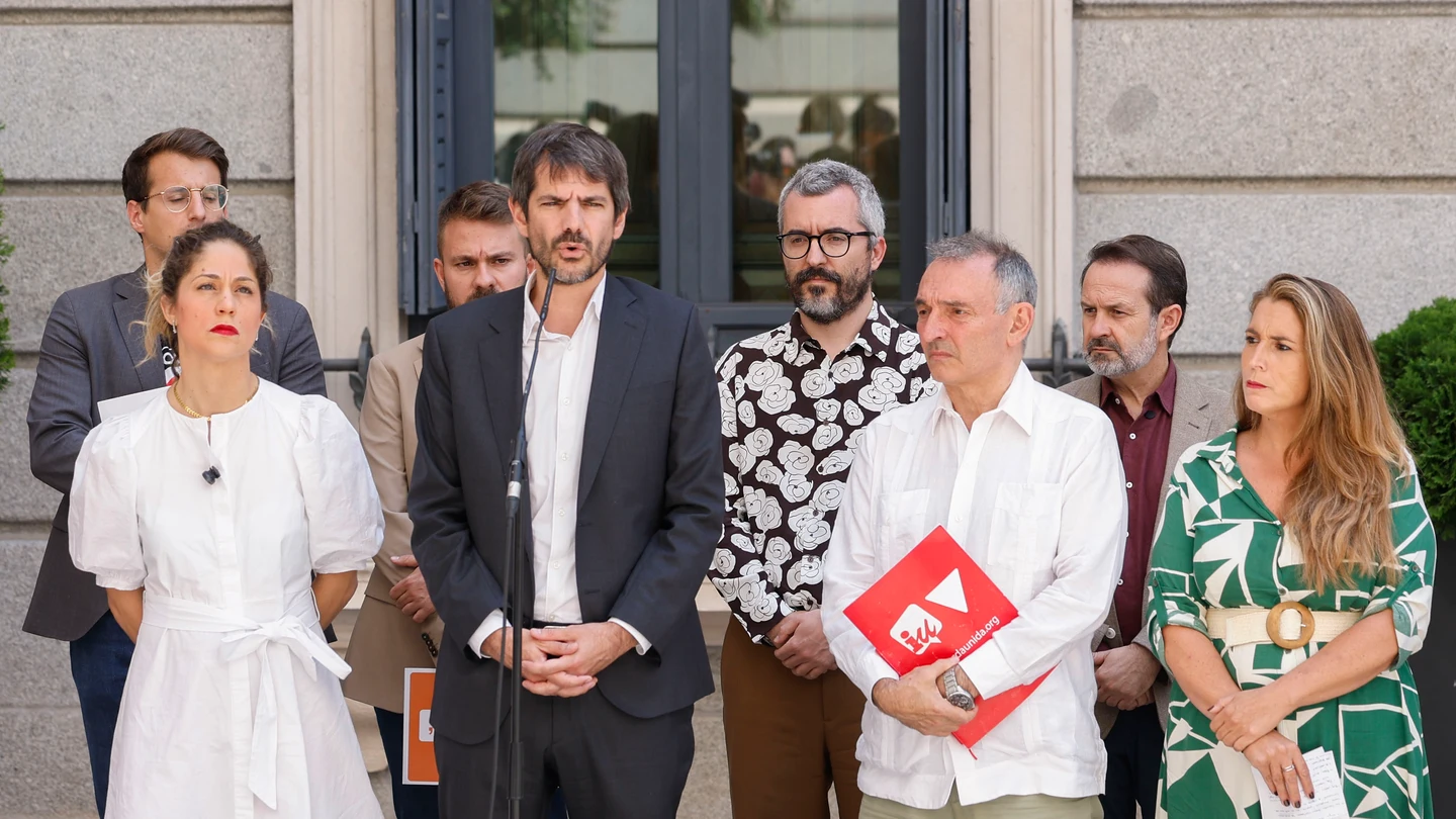 El portavoz de Sumar y ministro de Cultura Ernest Urtasun acompañado por otros miembros de Sumar El portavoz de Sumar y ministro de Cultura Ernest Urtasun acompañado por otros miembros de Sumar