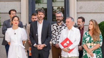 El portavoz de Sumar y ministro de Cultura Ernest Urtasun acompa&ntilde;ado por otros miembros de Sumar