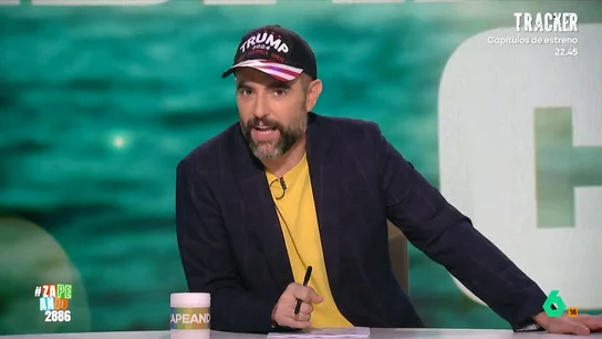 Dani Mateo desvela que tiene mucho merchandising de Trump: "Tengo un muñeco que suelta sus frases" El presidente de Estados Unidos ha lanzado un nuevo producto al mercado: un perfume. La fragancia ha sido bautizada como 'Victory 45-47' y va a poder adquirirse por 250 dólares.