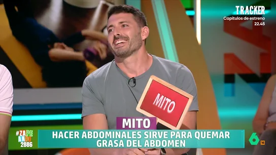 Sergio Peinado desmonta el mito de los abdominales para quemar grasa de la barriga: "Aunque te mates a hacerlos..." ¿Sudar implica quemar grasa? ¿Se puede perder grasa y pesar lo mismo en la báscula? ¿Cuál es el tiempo mínimo para que el ejercicio físico sea efectivo? Sergio Rodríguez desvela qué es mito y realidad en este vídeo.