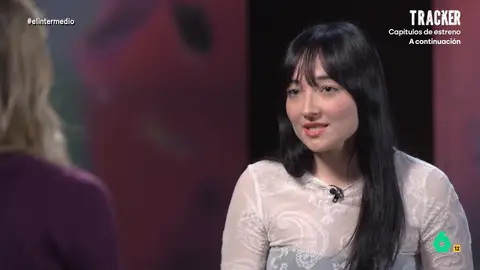 Alba González explica por qué en terapia se sentía "invalidada": "En la poesía he encontrado un lugar seguro" La joven poetisa lleva lidiando con la depresión desde los 12 años. Para intentar entender qué le pasaba y "echarlo fuera", decidió comenzar a escribir poesía. Actualmente, cuenta con cuatro poemarios.