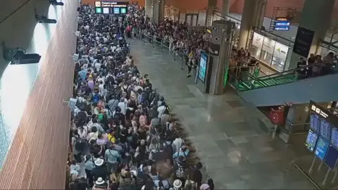 Colas en la T4 de Barajas, Madrid. Colas en la T4 de Barajas, Madrid.