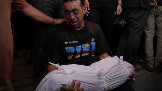 Un hombre llora la muerte de sus dos hijas tras un ataque israelí en la Franja de Gaza, este miércoles. Un hombre llora la muerte de sus dos hijas tras un ataque israelí en la Franja de Gaza, este miércoles.