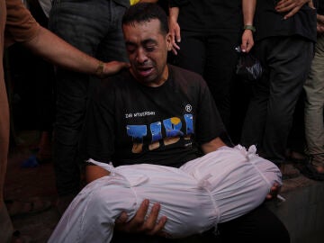 Un hombre llora la muerte de sus dos hijas tras un ataque israelí en la Franja de Gaza, este miércoles.