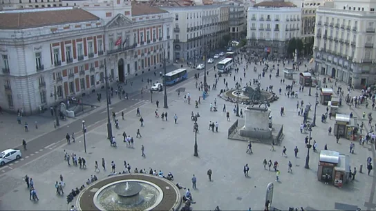 La Puerta del Sol con las dos fuentes gemelas que se instalaron en 1950. La Puerta del Sol con las dos fuentes gemelas que se instalaron en 1950.
