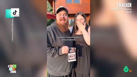 Así fastidia un hombre el vídeo para anunciar el embarazo de su mujer: tirándose un sonoro pedo La pareja se anima a grabar un vídeo para anunciar que, próximamente, van a ser padres. Pero la ocurrencia de el chico termina convirtiendo un vídeo tierno en un momento cómico.