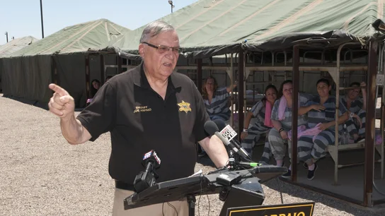 Fotografía de archivo del entonces alguacil del condado Maricopa Joe Arpaio, en la llamada 'Tent City'. Fotografía de archivo del entonces alguacil del condado Maricopa Joe Arpaio, en la llamada 'Tent City'.