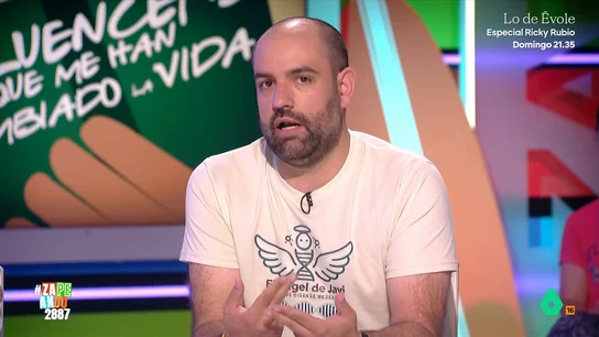 Daniel Fez comparte un tutorial para descubrir nuestra risa verdadera: "Creo que está conectando con algún ser..." El cómico hace un repaso de las redes sociales para encontrar los mejores consejos de los influencers para ligar. Por ejemplo, explican cómo ser el hombre perfecto o cómo conocer gente.