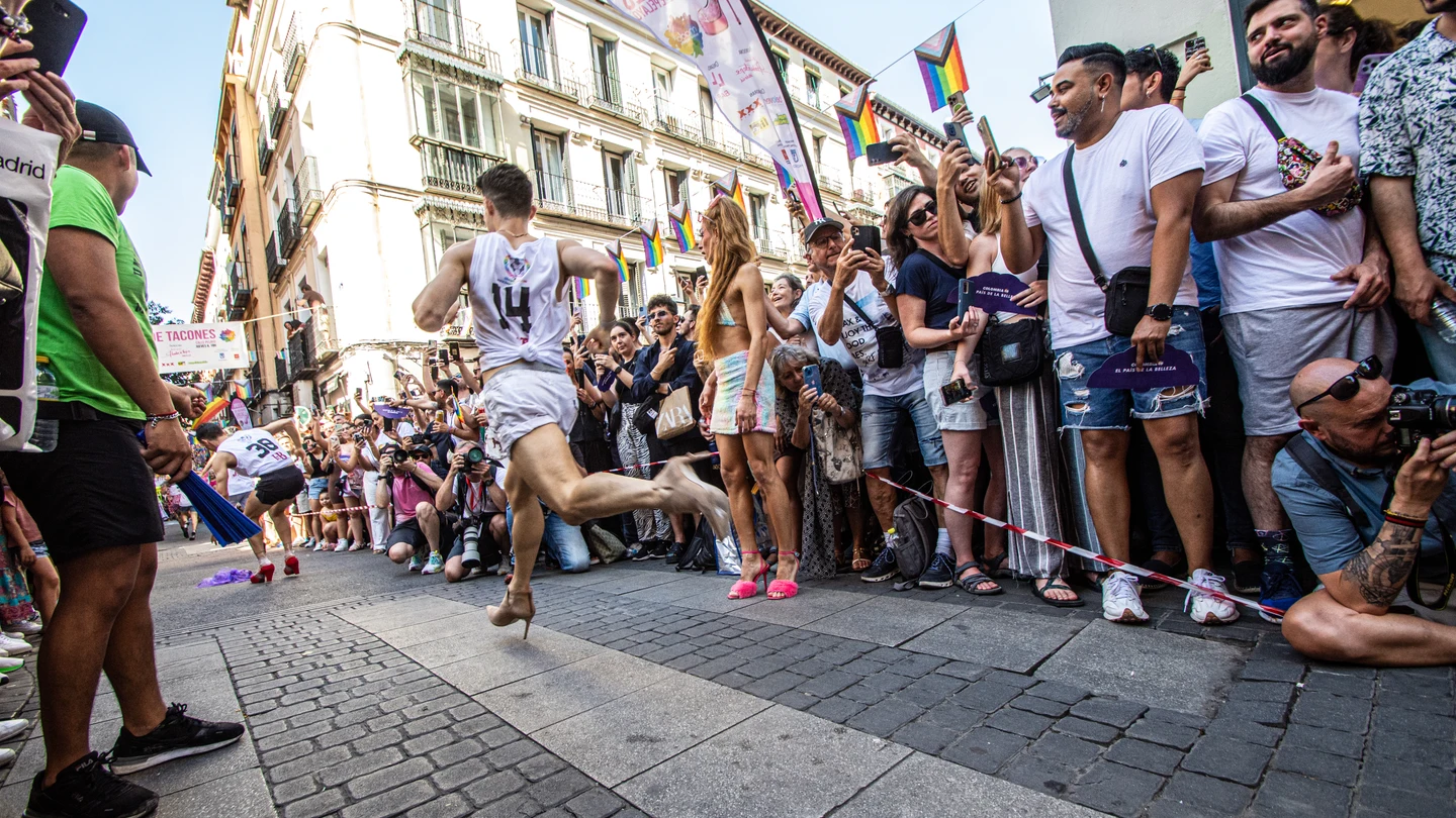 Varios corredores durante la Carrera de Tacones del Orgullo de Madrid de 2024 Varios corredores durante la Carrera de Tacones del Orgullo de Madrid de 2024