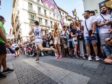 Varios corredores durante la Carrera de Tacones del Orgullo de Madrid de 2024
