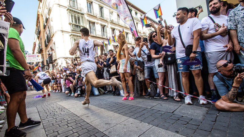 Varios corredores durante la Carrera de Tacones del Orgullo de Madrid de 2024