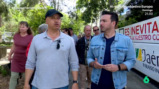Un guía turístico, a los vecinos de Barcelona: "Yo estoy trabajando, no entiendo que nos digan sinvergüenzas por traer turistas" Un guía turístico, a los vecinos de Barcelona: "Yo estoy trabajando, no entiendo que nos digan sinvergüenzas por traer turistas"