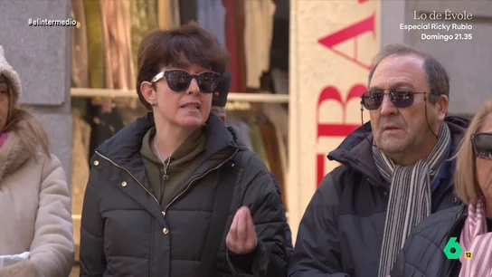 Una mujer, a los que ensalzan la figura de Franco: "No se puede permitir que busquen excusas para decir que hizo algo bien" Thais Villas salía a la calle para plantear un debate entre los transeuntes: si es necesario hacer un acto para conmemorar el 50 aniversario del fallecimiento de Franco. No te pierdas el acalorado debate generado en el vídeo principal.